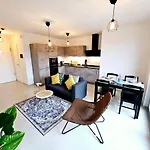 Comfy One Bedroom Flat With Parking&Balcony-Cd9